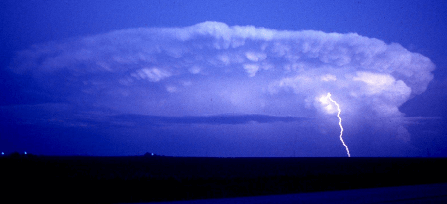 How far away from a thunderstorm can lightning strike? – iWeatherNet