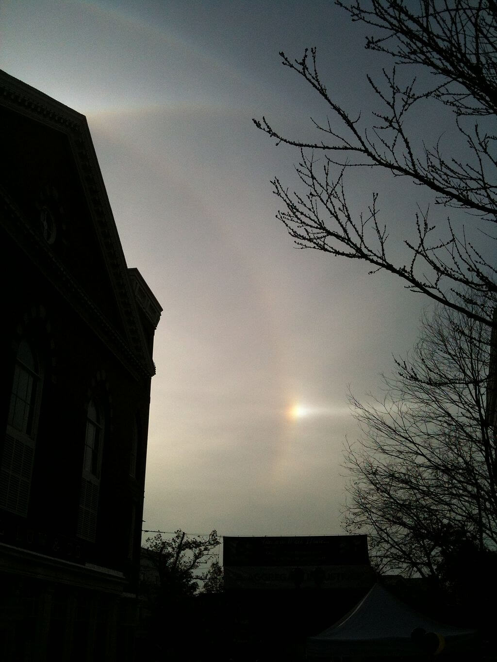 Halo (optical phenomenon) - Wikipedia