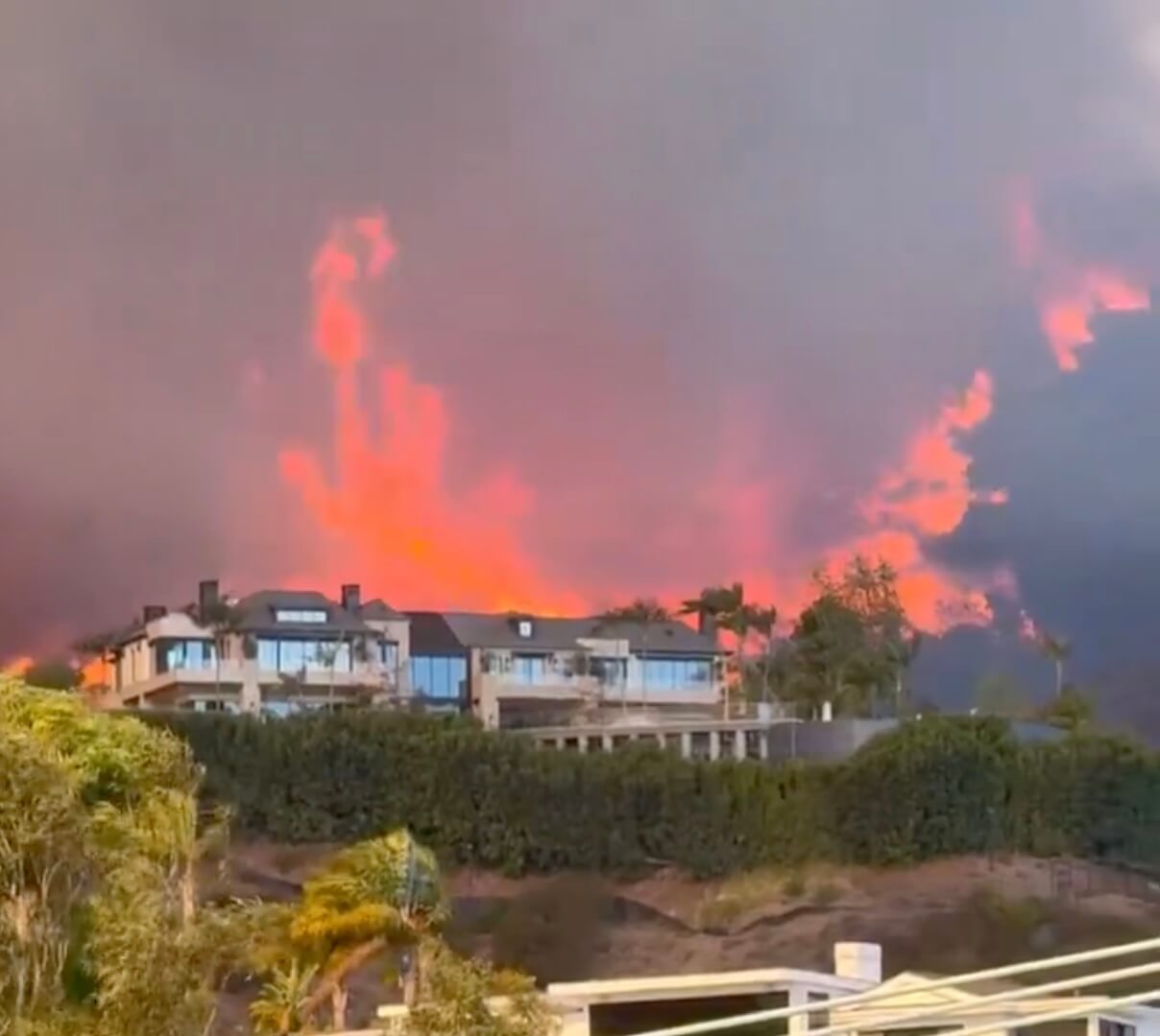 Palisades Fire raging at 0% contained in Los Angeles as top wind gusts ...